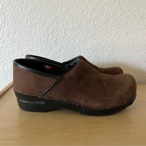 Sanita 38 Pro Textured Oil Clogs in Antique Brown